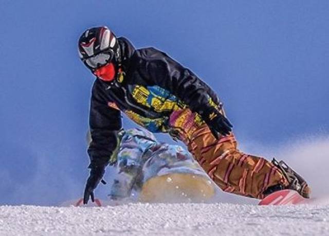 龙井海兰江滑雪场备有国内先进的拖牵,双人吊椅索道设备和魔毯,备有