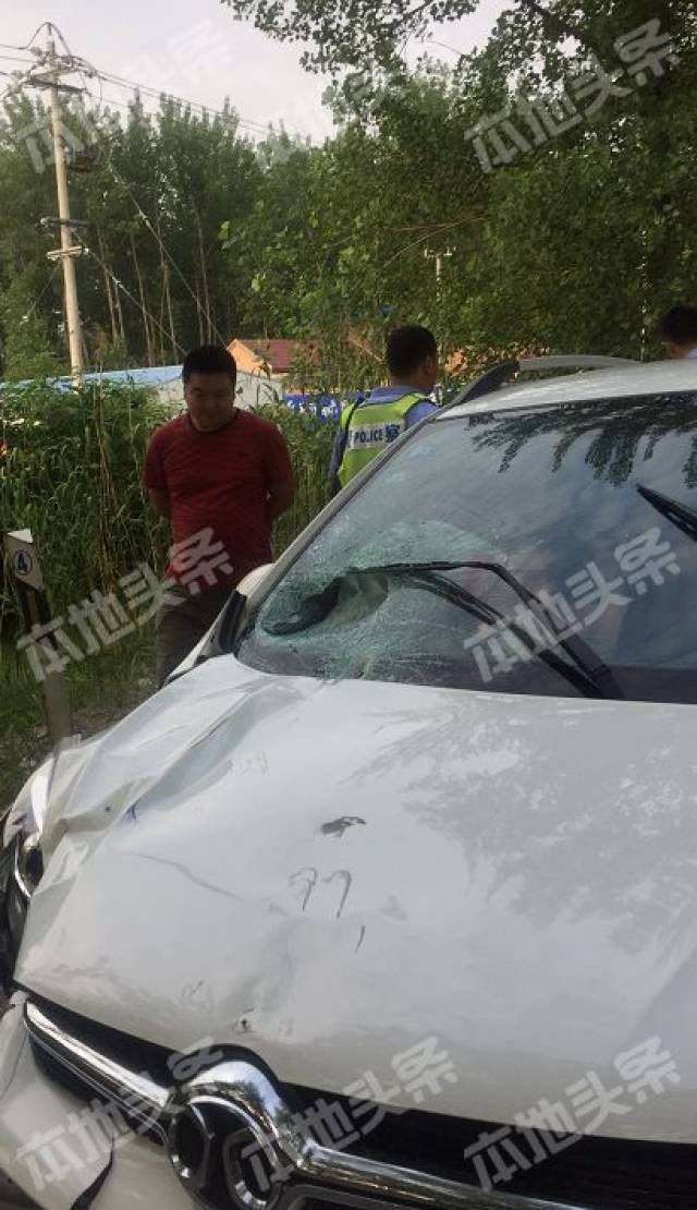 昨天,泗阳发生一起恶性交通事故,老人被撞飞数十米当场死亡.
