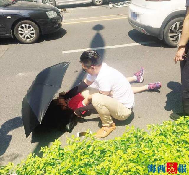 厦门一女生上学途中被撞 好心人合力救助帮忙送医_手机搜狐网