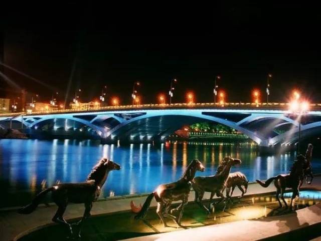 深夜惊魂!妙龄女子桂林市中心闹大了,惊动警察吓坏路人