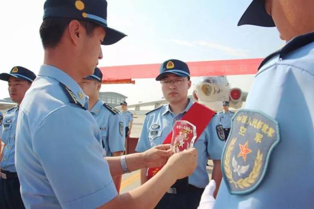 5月18日,96812部队举行2018年度退役军官向军旗告别活动.