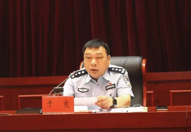 副县长,公安局局长于宽主持会议并宣读钱书记对执行工作的批示