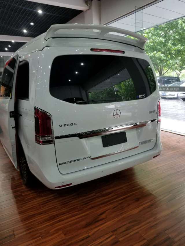 进口奔驰v260l白色七座商务车近距离欣赏图