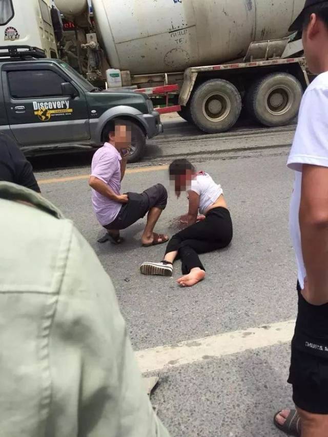 临桂两女子刚出市场就被撞飞,血流满面