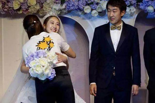 丁宁闺蜜与国乒陪练大婚!新娘将手捧花献给丁宁:下一个最幸福就是你