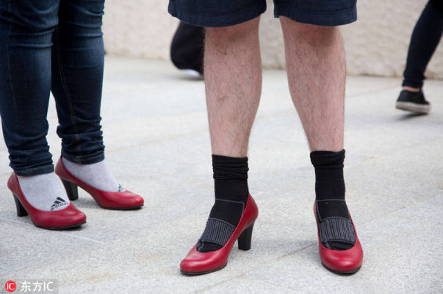 保加利亚男子穿高跟鞋抗议针对女性暴力