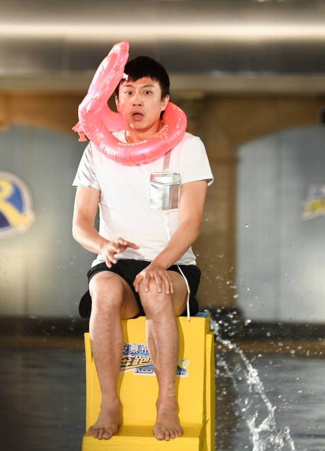 邓超《奔跑吧》落水灵魂失控 "奔跑侠"挑战惊天逆转