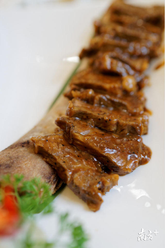 【一品牛肋骨】 这道菜,牛肉的表层的烤得金黄,带点焦脆的口感,搭配黑