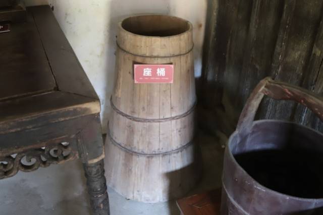 以前农村常用的座桶,农民干活没时间带孩子,就把小孩放在桶里站立