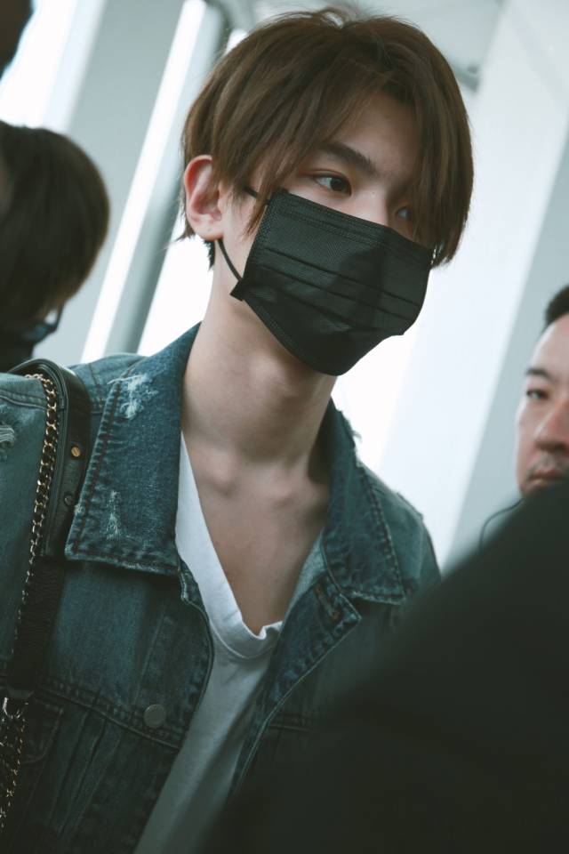 黄明昊超近距离被拍略显疲惫口罩和刘海也挡不住justin的帅气