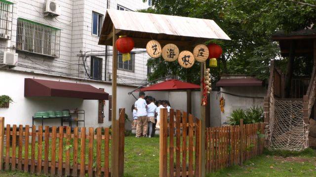 木栅栏围成的农家小院,古朴的木门,大灶台,小石桌,锅碗瓢盆等一应俱全