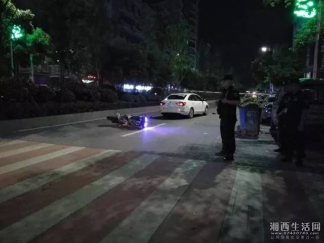 又是车祸湘西龙山一摩托车夜间与小车侧撞现场十分惨烈