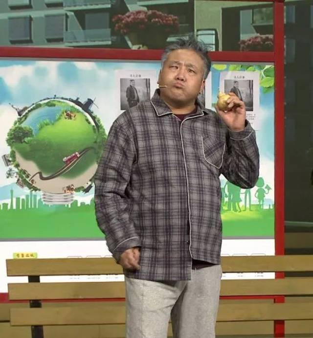 《傻柱子接媳妇》等 都是他的代表作 朱伟在东北风大剧院表演《皇帝梦