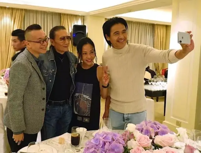 周润发虽然与谢贤年龄差有点大,但两人也称得上是忘年之交.