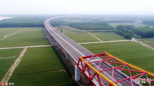 黄河大桥通体红色黄色外层漆相互交织超醒目!