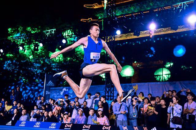 街头田径赛再度闪耀西安 古城墙下玩三级跳远