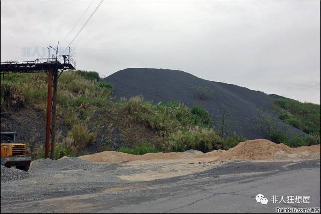 梅隆鐵路四望嶂站.站房北面的小煤山.(圖/香茶)