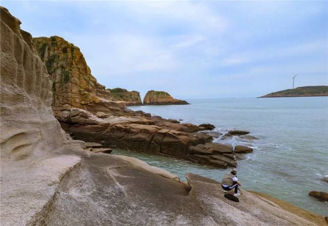 美麗的呂峽下尾島尚未開發, 眾多的海蝕巖形成各種景觀,需要你尋找