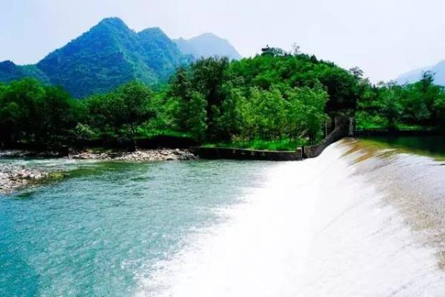 霞云岭水库 清如碧玉,形似"天池" 冰瀑更是冬季里的奇景 气势磅礴