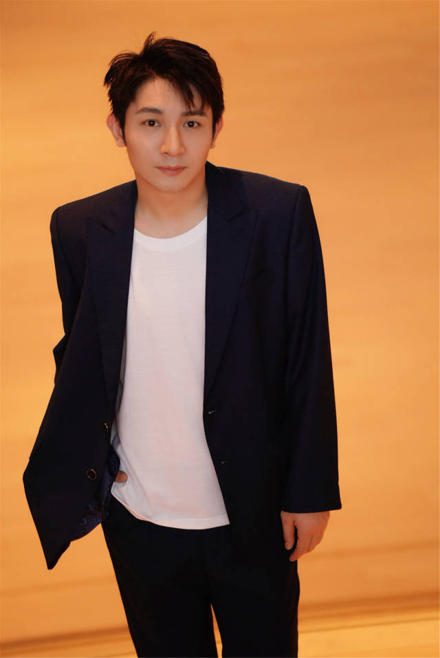 邓飞荣获"优秀男演员"奖 实力获封"中国版憨豆"