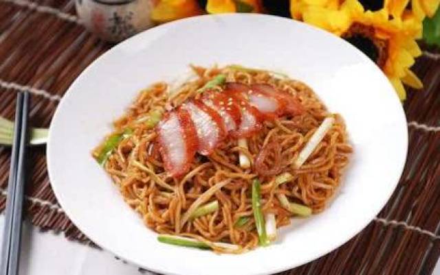 面条300克,叉烧肉100克,葱,香菜,酱油,盐各适量. 制作方法