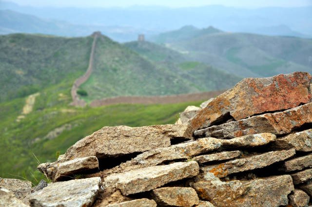 夏季徒步一段没有通道垛口直接用片状石块堆起来成墙体的长城