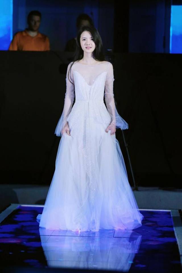 虽然身穿白色礼服,犹如万千宠爱的公主般出现在现场,张芷溪却自曝是"