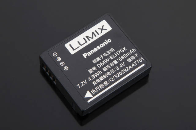 底部的电池&存储卡槽,注意使用的是手机常见的micro-sd卡也就是tf卡.