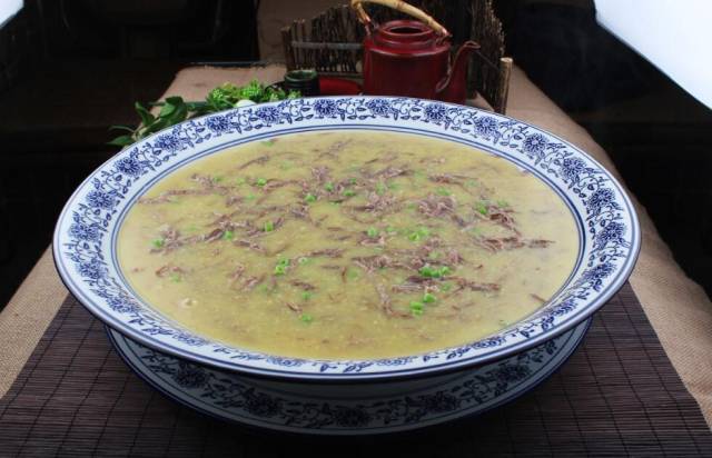 蛇溜进宿舍被学生剥皮炖汤吃,网友分享蛇肉的三种美味做法