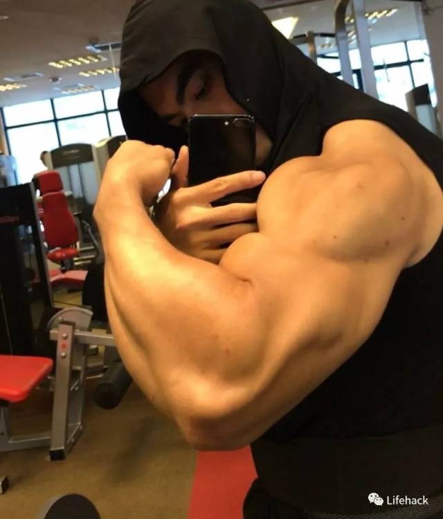 筋肉男の二头肌被小萝莉疯狂蹂躏这画风