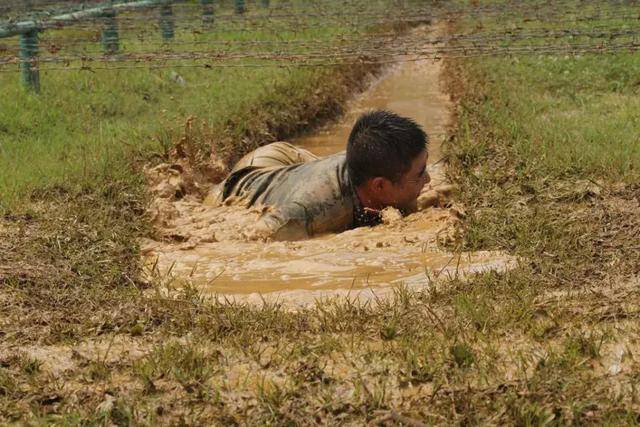 滿身泥巴!探秘解放軍特種兵的意志障礙訓練!