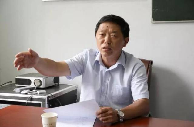 仪式主持:岳阳县水务局副局长 余新波张奕副县长给新墙河民间河长颁发