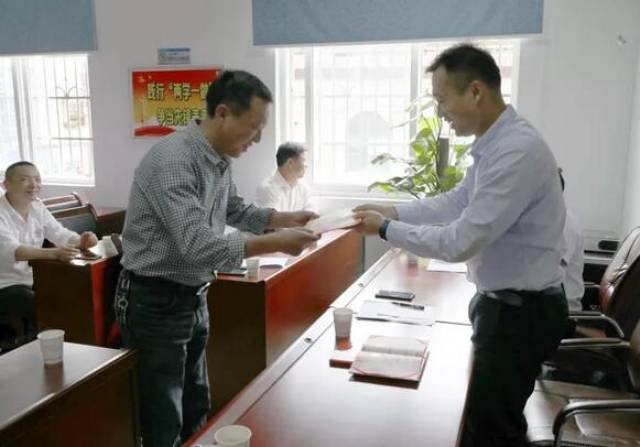 张奕副县长给新墙河民间河长颁发证书