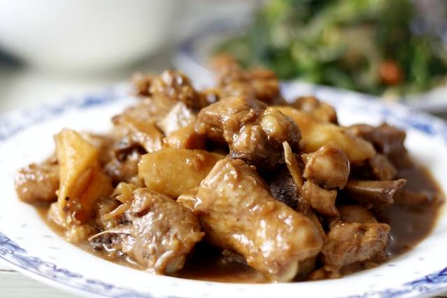 铁棍山药烧鸡腿 味道浓郁山药软糯 普通食材的营养搭配