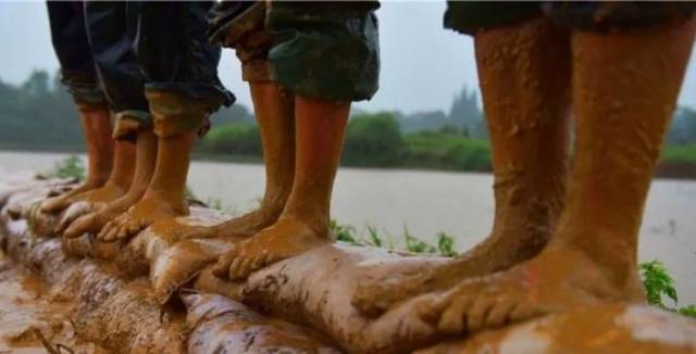 背场景 官兵转移群众,鏖战洪魔,加固堤坝 连夜作战,封堵管涌,赤脚上阵