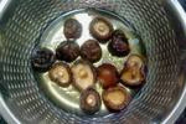 基本都是黑色的,而且表面有很多的褶皱,这种冬菇用水发起来可以发