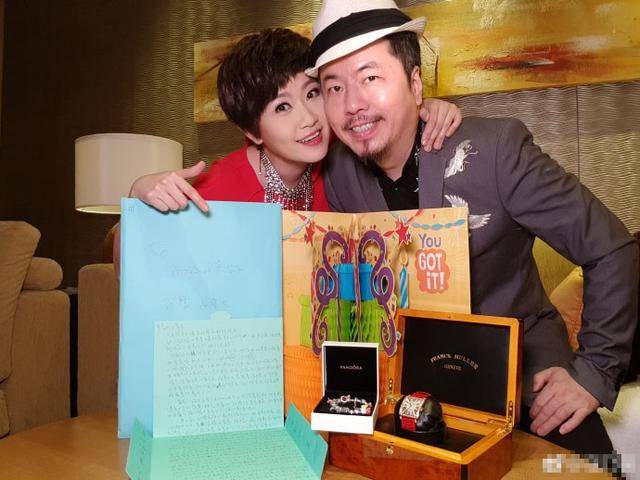 黄国伦老婆生日晒与老公合照秀恩爱,网友:这些礼物应该是用心的