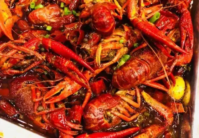 麻辣入味,油卤喷香,两款龙虾都十足诱人,吃完还要把指头抿干净了才