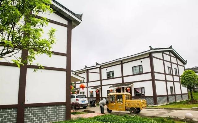 毕节市大方县六龙镇幸福33村移民新居. 罗大富摄