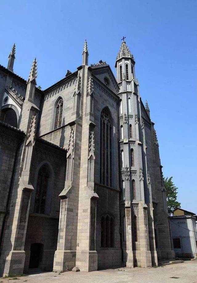 这是一个哥特式的建筑.
