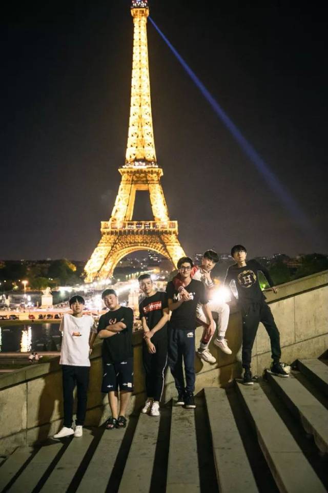 rng巴黎铁塔合影高清图片