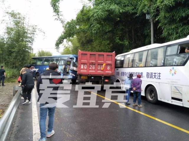 今天上午,宜宾江安夕佳山发生一起车祸,2辆客车和1辆大货车撞在一起