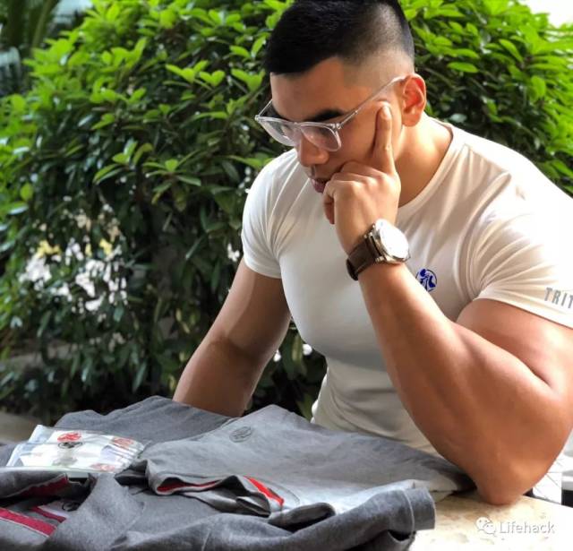 筋肉男の二头肌被小萝莉疯狂蹂躏这画风