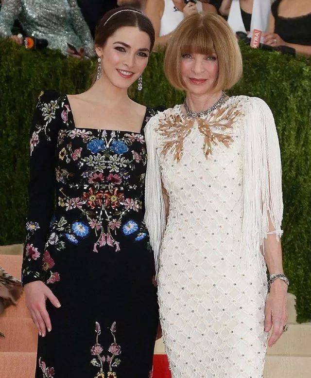 安娜·温图尔 (anna wintour) 与女儿碧夏弗 (bee shaffer) 亮相2017