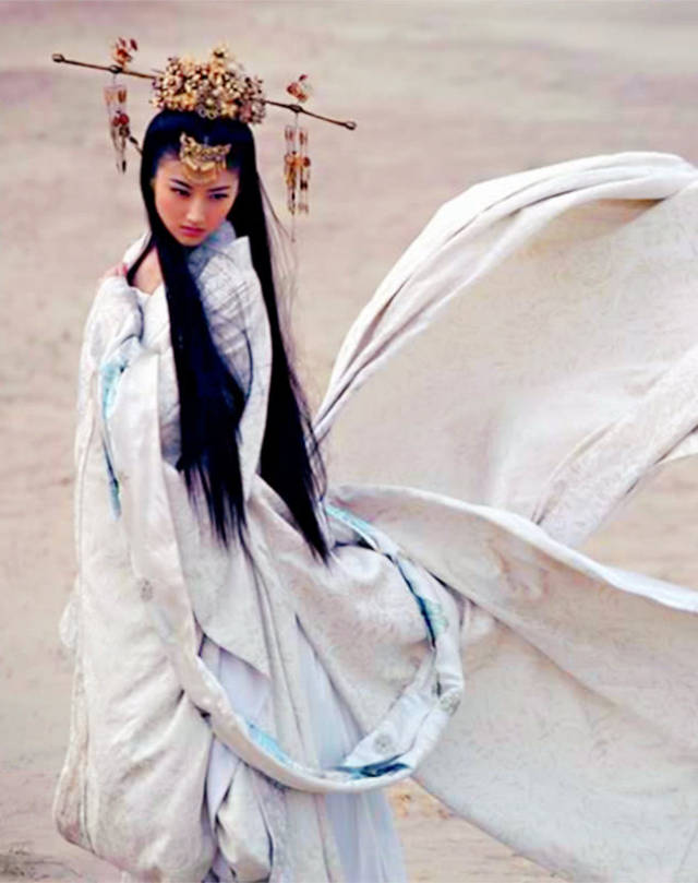 景甜,饰演女主漪罗.漪罗:流落他国的楚国郡主,生性坚强刚烈.