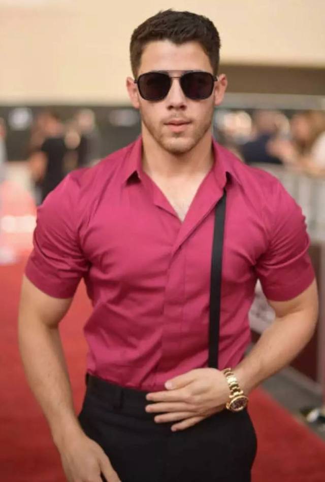 你老公nick jonas的新红毯造型,红衬衫遇到壮硕的胸肌,快撑不住了!