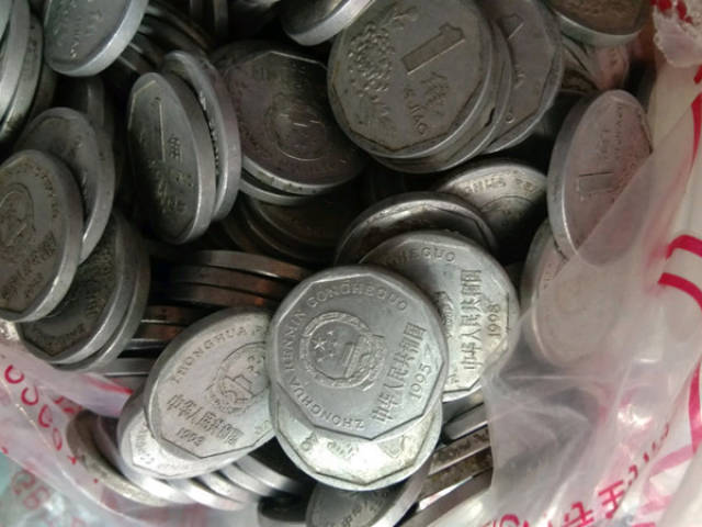 硬币收藏中的"小菊花",如今银行开始回收了,别再傻傻花掉了!