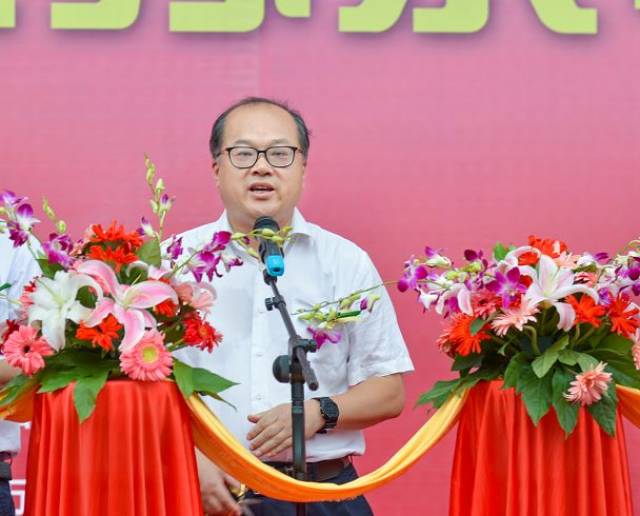 无锡市人大常委会副主任吴峰枫先生宣布开幕!