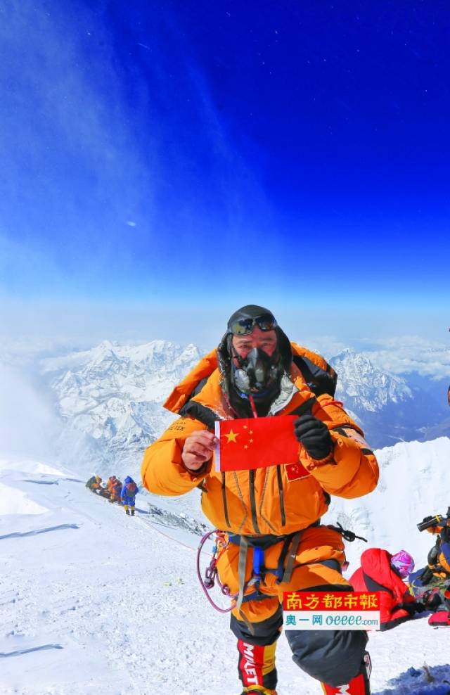 拒做油腻中年男 他最终登顶珠峰