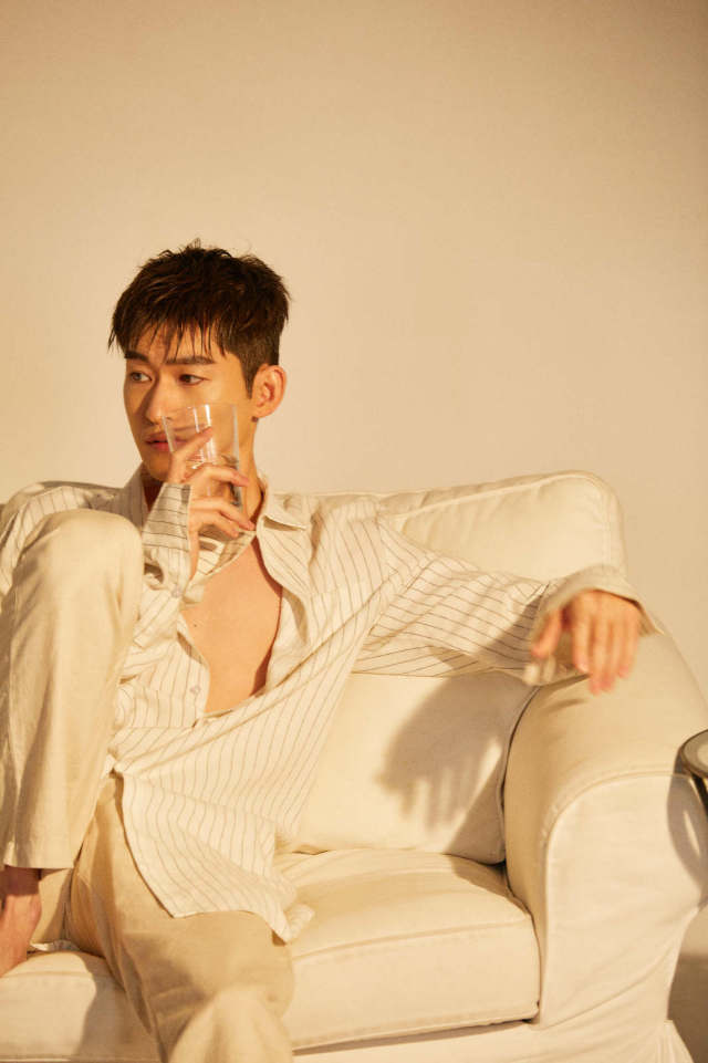 张翰写真上演密室诱惑 慵懒风撩力十足